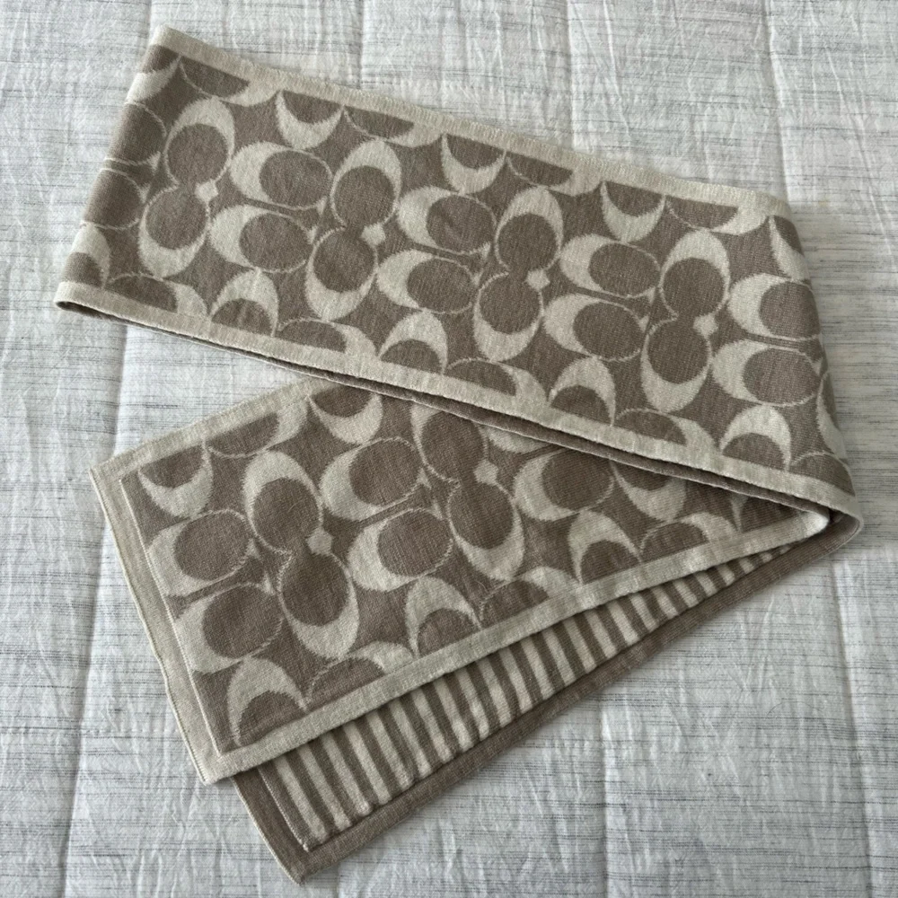 Coach Signature C Logo Scarf - Picture 1 of 3